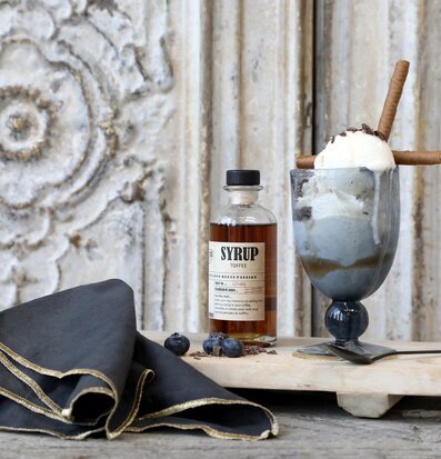 Bild av elegant dessert med sirap och chokladbitar