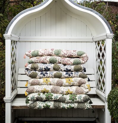 Bild av en vacker paviljong med färgglada madrasser