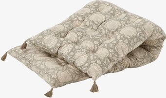 Bild av madrass med blommigt mönster och sandton