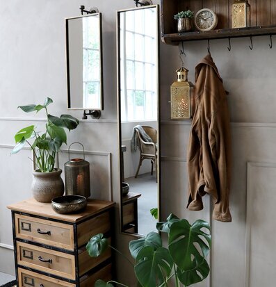 Bild av elegant rum med antik spegel och dekorationer