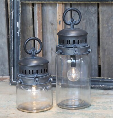 Bild av två antikgrå lanternor med LED-belysning