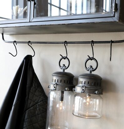 Foto av stilfull interiör med lyktor och skåp