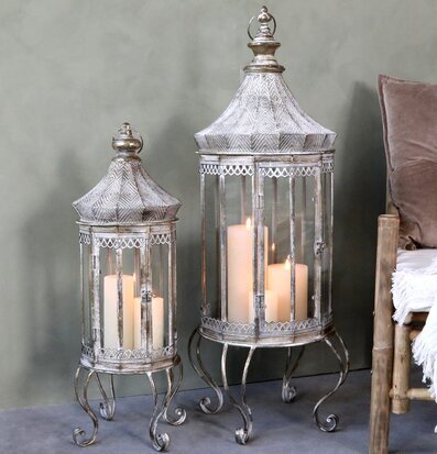 Bild av smakfullt arrangerad interiör med lyktor