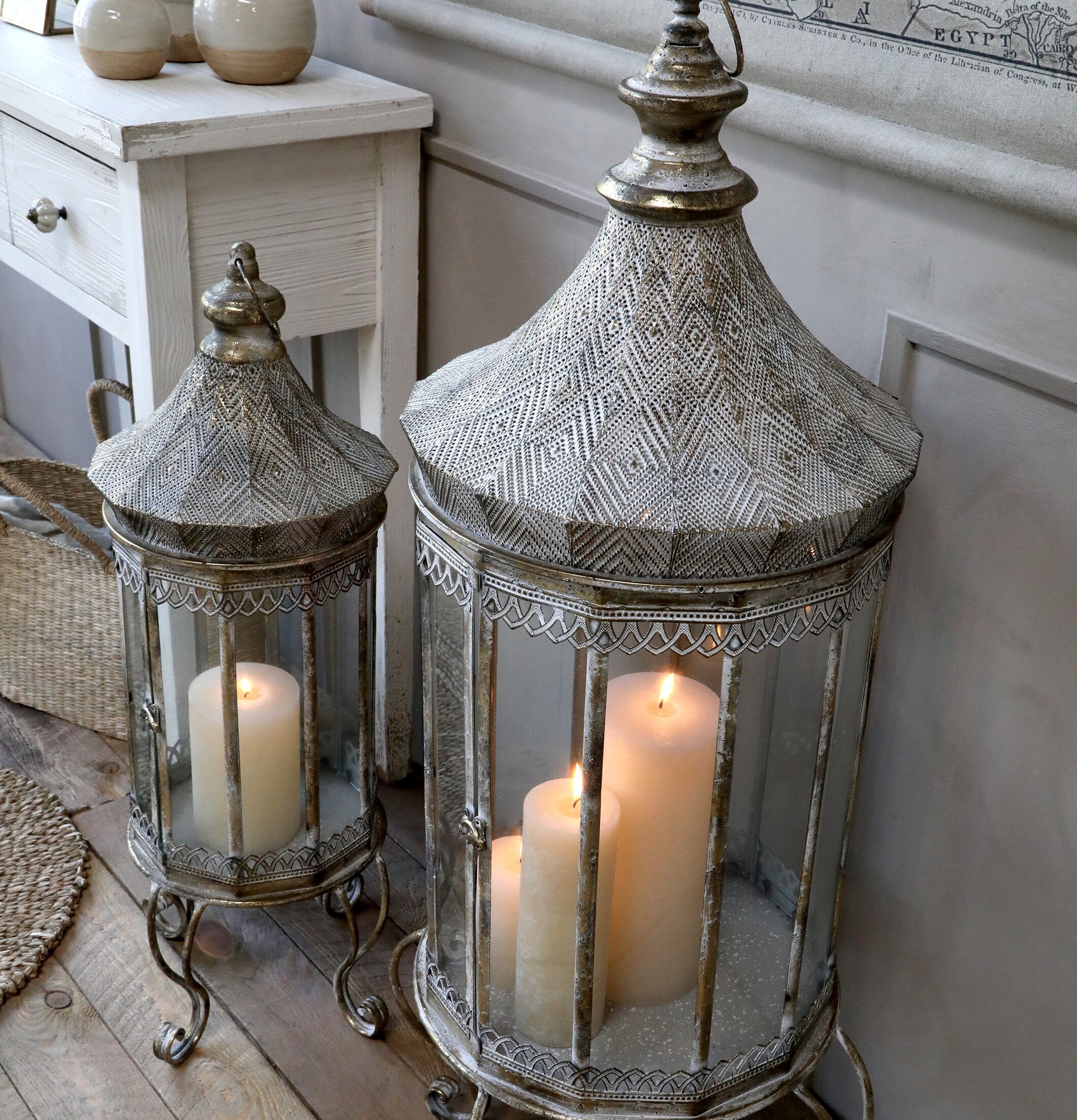 Bild av stilfull inredning med eleganta lanternor