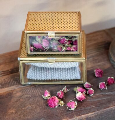 Bild av elegant glasbehållare med rosenknoppar