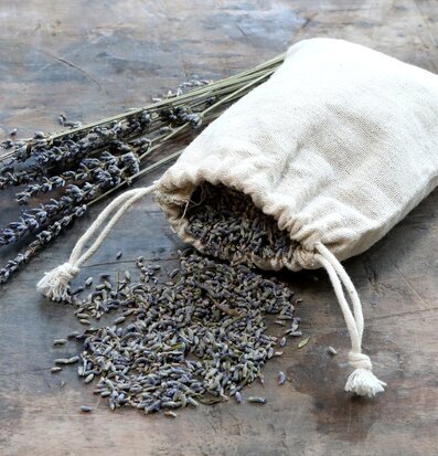 Foto av rustik lavendelpåse på åldrat träbord