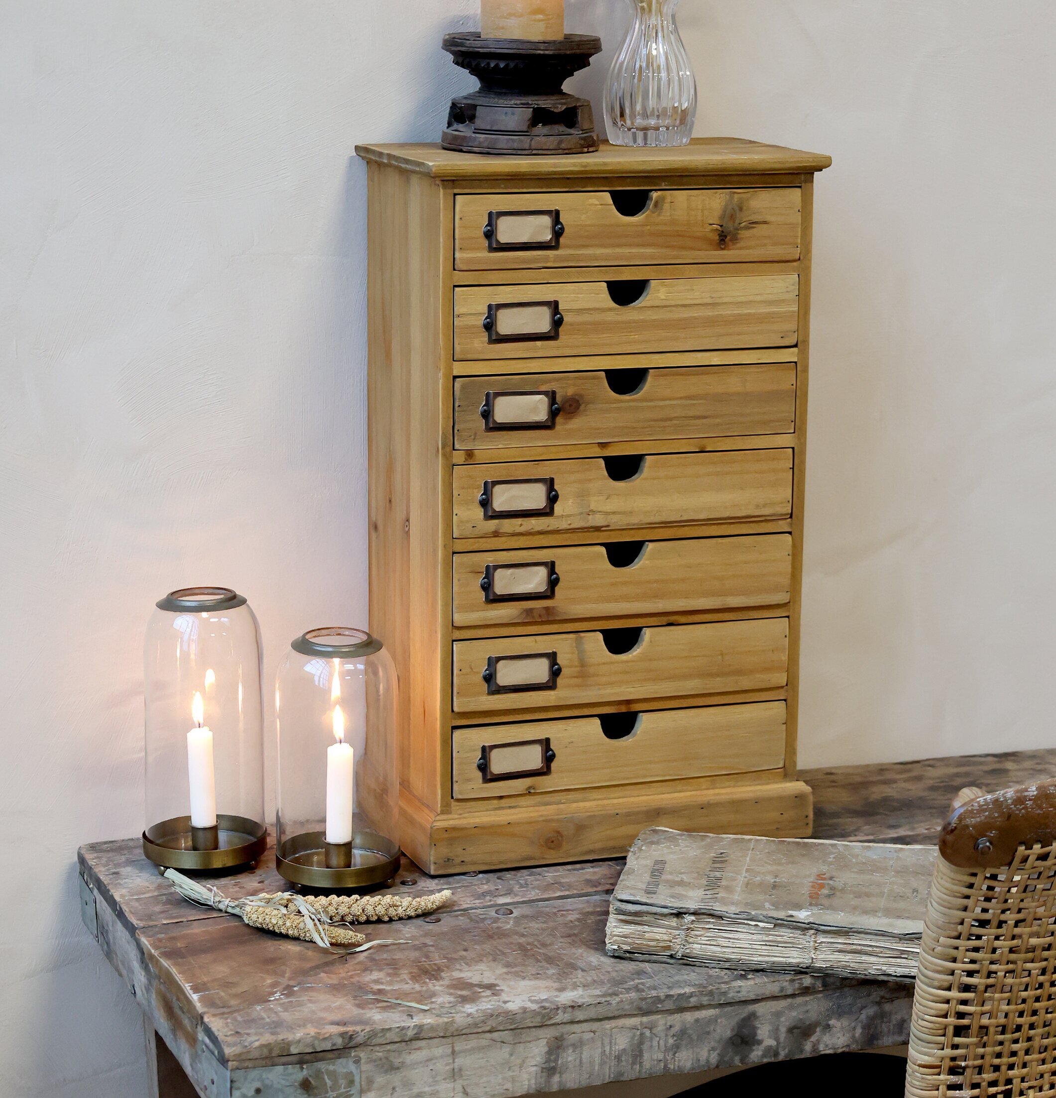 Liten Byrå 7 Lådor från Chic Antique på rustikt träbord