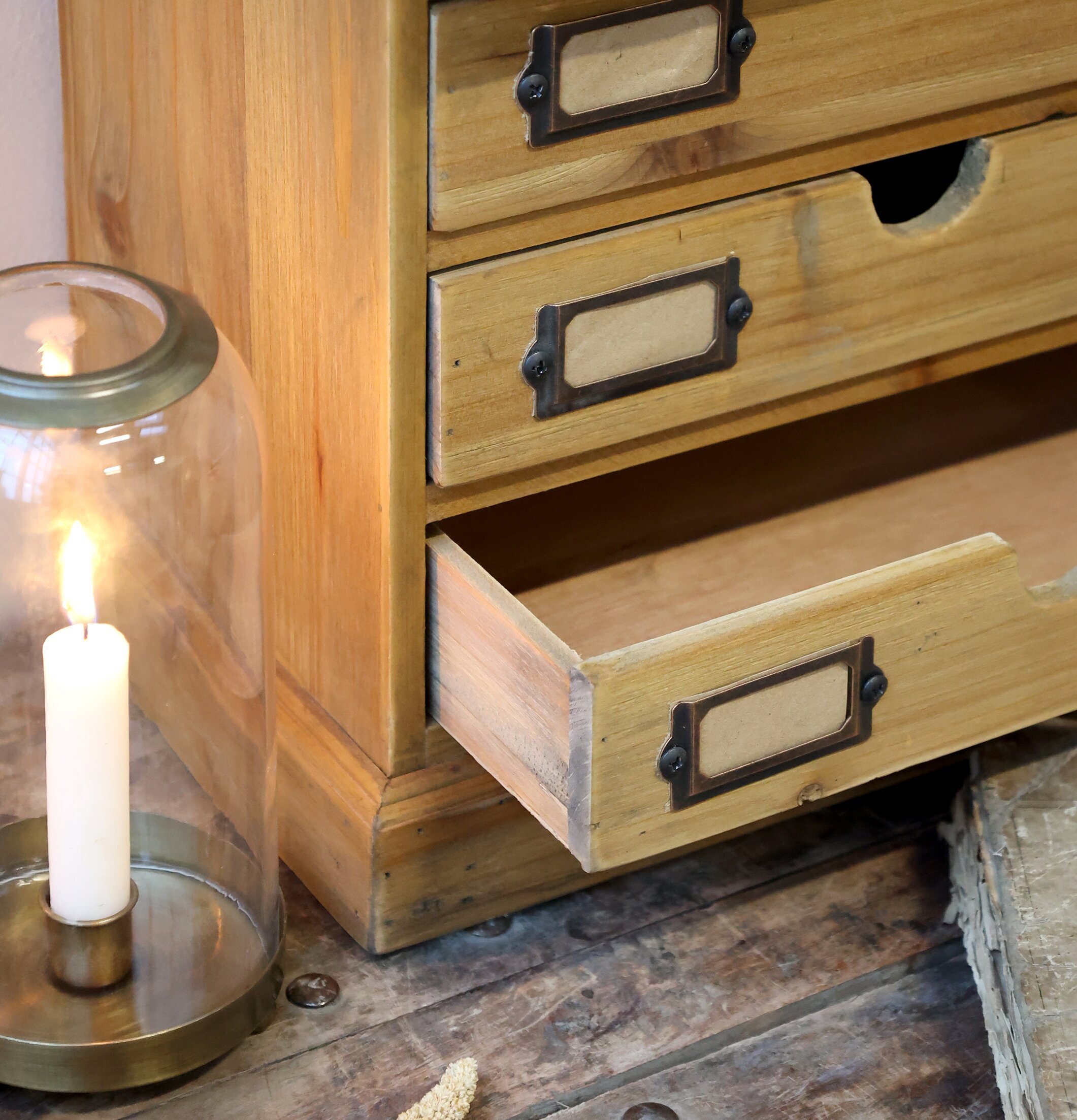 Liten Byrå 7 Lådor från Chic Antique med rustik design