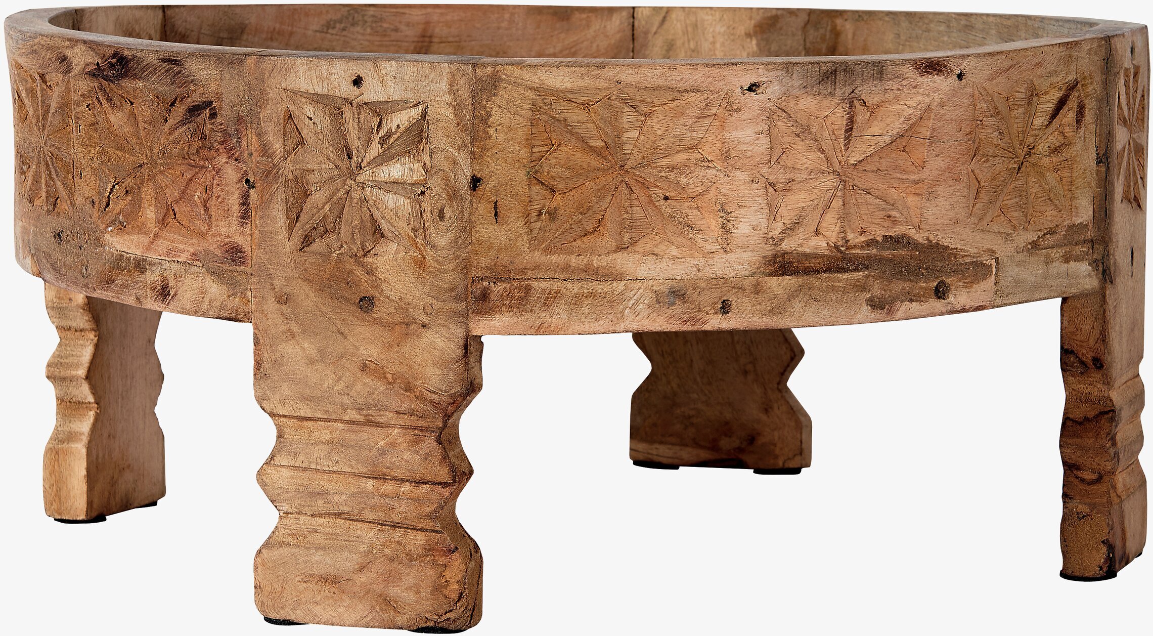 Bild av rund träbricka med unikt mönster och fötter