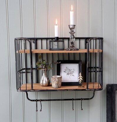 Bild av elegant väggmonterad hylla med dekorationer