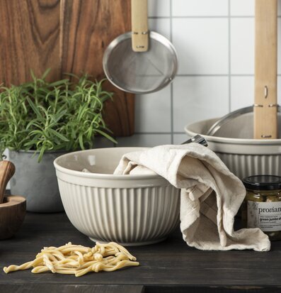 Bild av stilfullt kök med skål och kökstillbehör