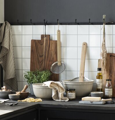 Bild av harmonisk skandinavisk köksmiljö med detaljer