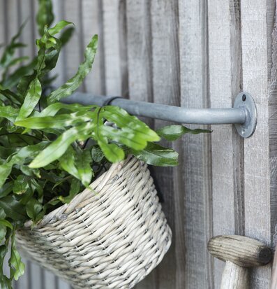 Foto av elegant och funktionell blomlåda med upphängning