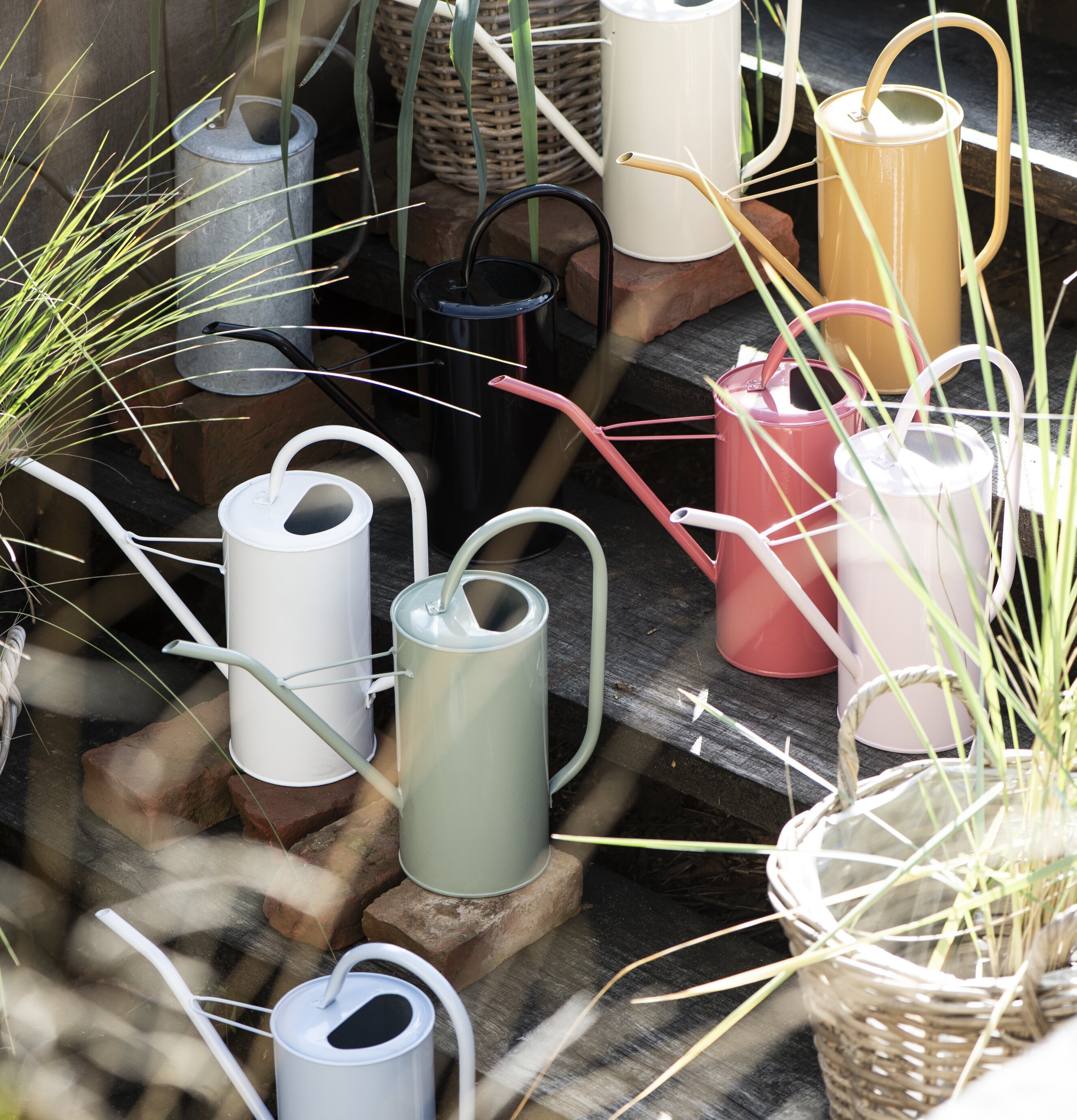 Vattenkanna Vit 2.7 Liter från IB Laursen i trädgårdsmiljö