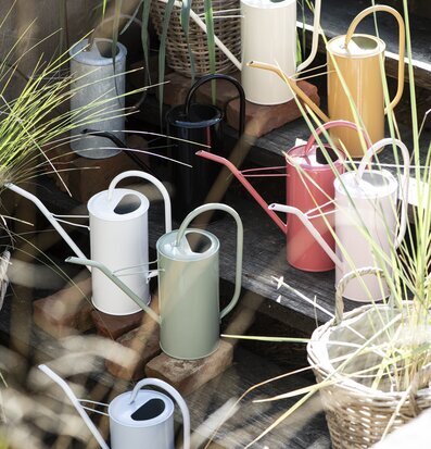 Bild av eleganta och funktionella vattenkannor ute