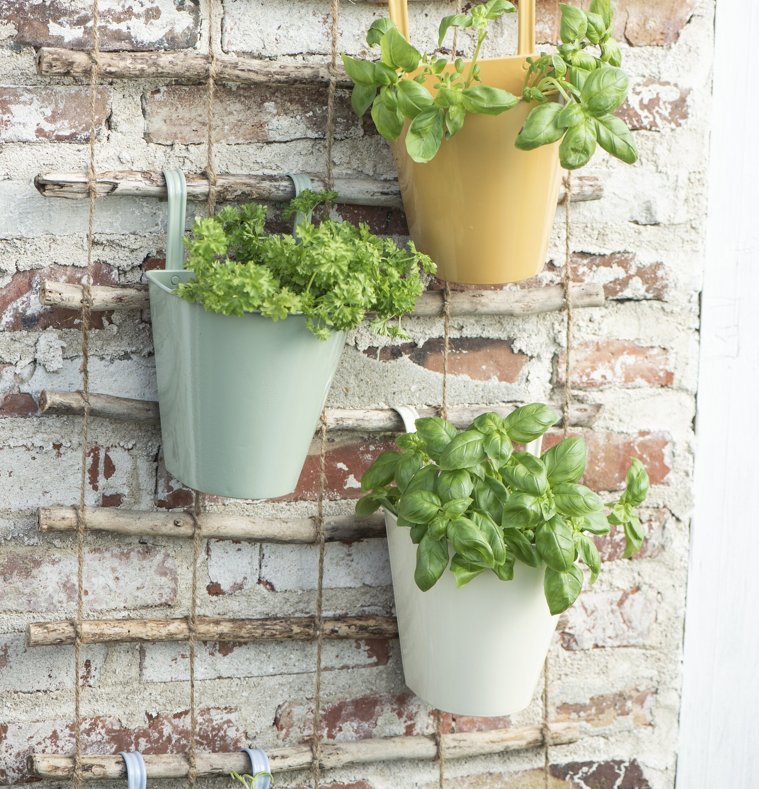 Väggkruka Creme från IB Laursen på rustik tegelvägg