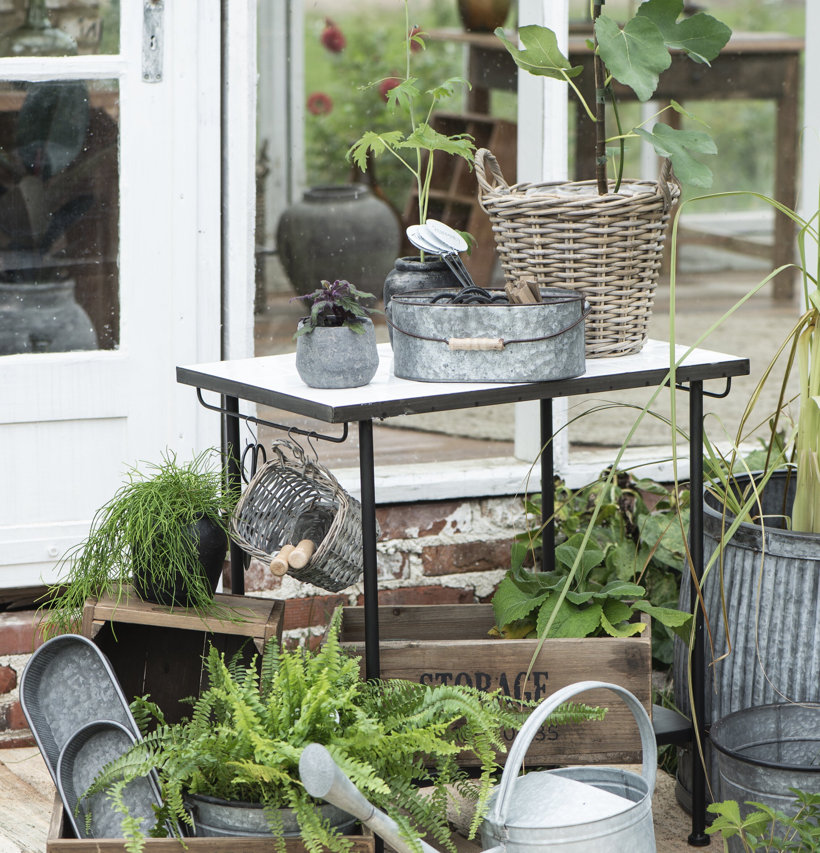 Skopa Zink från IB Laursen i trädgårdsmiljö med växter