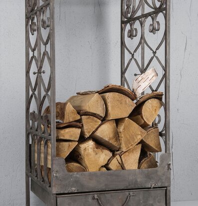 Foto av rustik vedhylla i metall för stilren förvaring