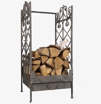 Bild av vedhylla i metall med dekorativa mönster