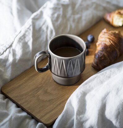 Bild av avkopplande morgon med kaffe och croissant
