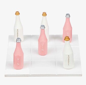 Foto av stilfullt brädspel med vin- och bubbeltema