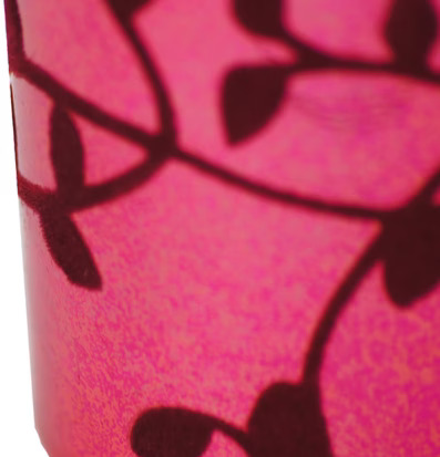 Bild av ljuslykta med vinrosa och bladmönsterdesign