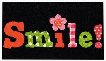 Foto av färgglad dörrmatta med lekfull design