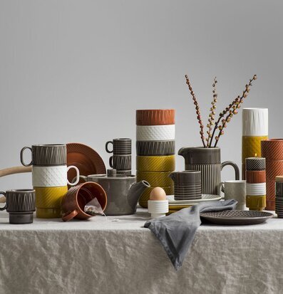 Bild av vackra porslinsprodukter i rustik miljö