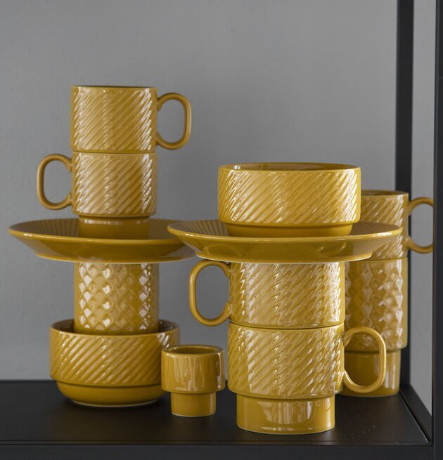 Bild av stilrent gult porslin med unik reliefstruktur