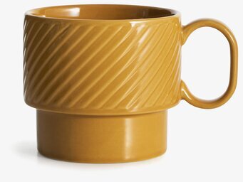 Foto av gul temugg med diagonalt räfflat mönster