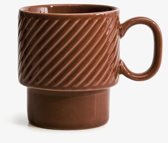 Bild av stilren kaffemugg i jordnära terrakottafärg
