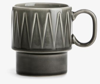 Bild av stilren grå kaffemugg med geometriskt mönster