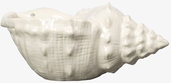 Foto av elegant vit skål med snäckinspirerad design