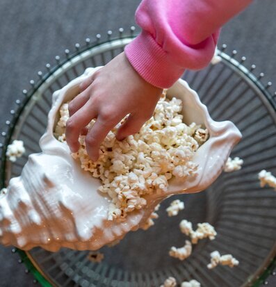 Bild av kreativ popcornpresentation i snäckformad skål