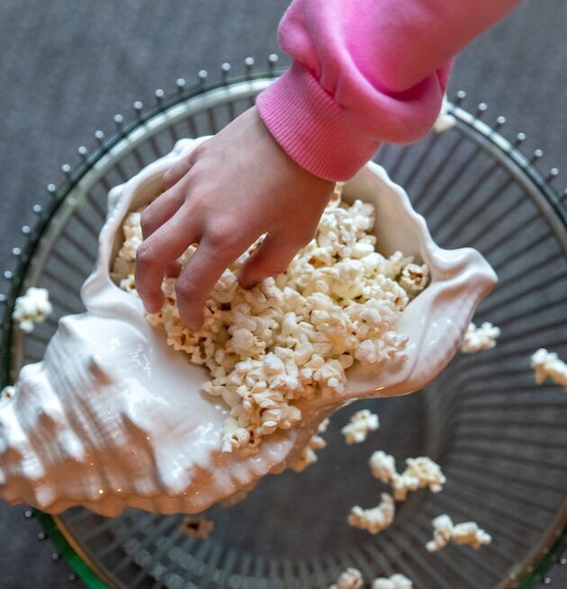 Bild av kreativ popcornpresentation i snäckformad skål