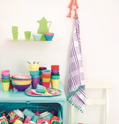 Bild av färgglad keramik och inredning i köksscenen