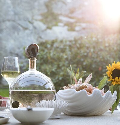 Bild av elegant dukning utomhus med räkor och vin