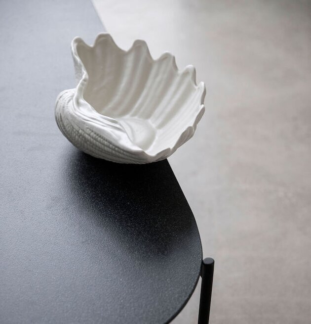 Skål Shell L Vit från By ON på ett modernt sidobord