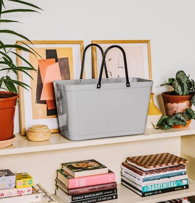 Bild av stilren interiör med kreativ och harmonisk känsla