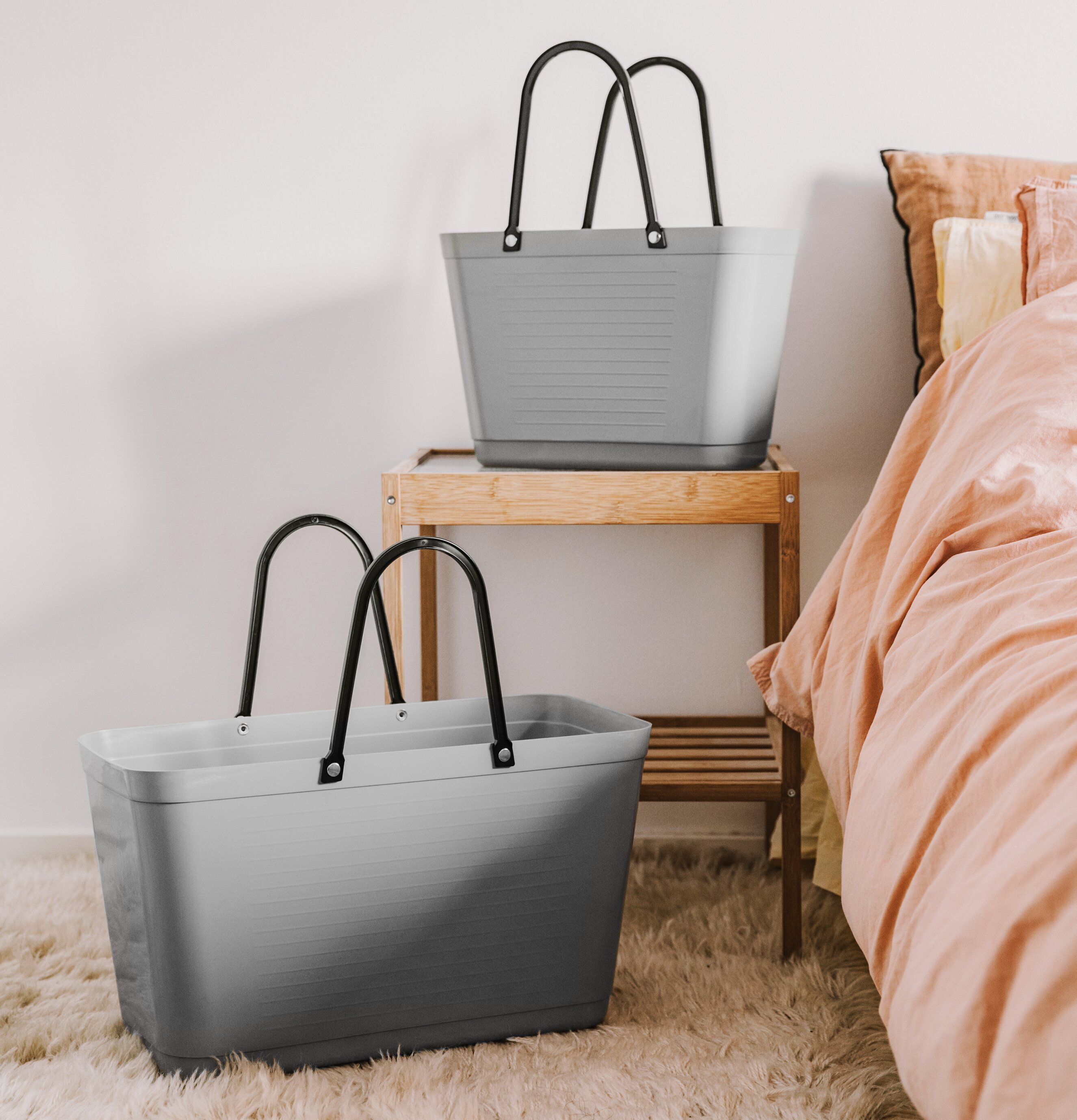 Bild av stilrena plastväskor i hemtrevlig miljö