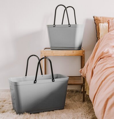 Bild av stilrena plastväskor i hemtrevlig miljö