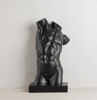 Torso Svart av Multi Agentur, en svart skulptur av en torso