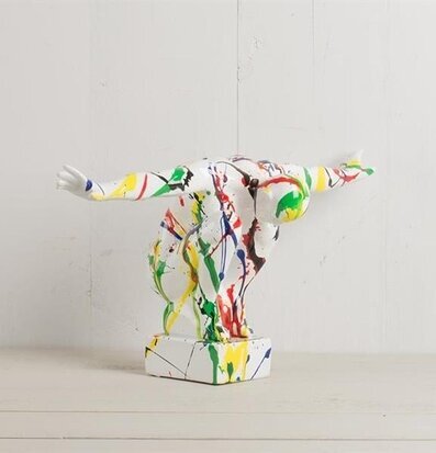Foto av färgstark skulptur med dynamisk design