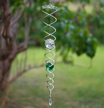 Bild av ett elegant vindspel i grönskande trädgård