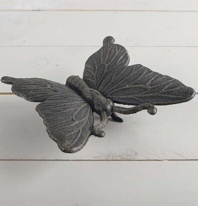 Bild av konstnärligt utformad fjäril på träyta