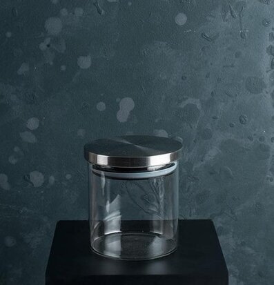 Bild av glasburk med lock på mörk bakgrund