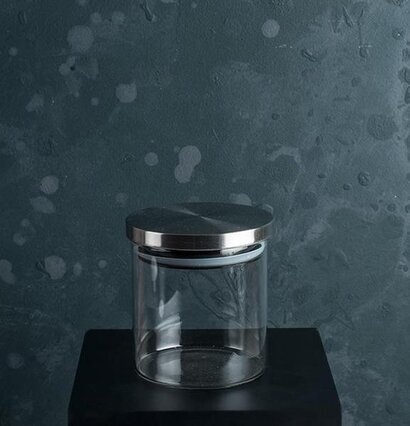 Bild av glasburk med lock på mörk bakgrund