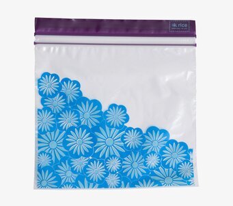 Bild av ziplock-påse med blommönster och lila dragkedja