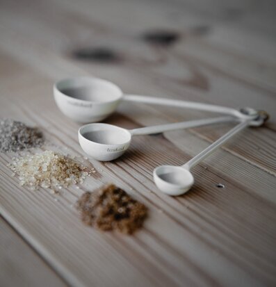 Bild av elegant svart måttsats i metall i köket