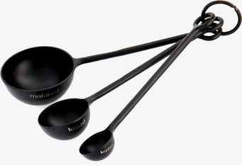 Bild av elegant svart måttsats i metall med tre skedar